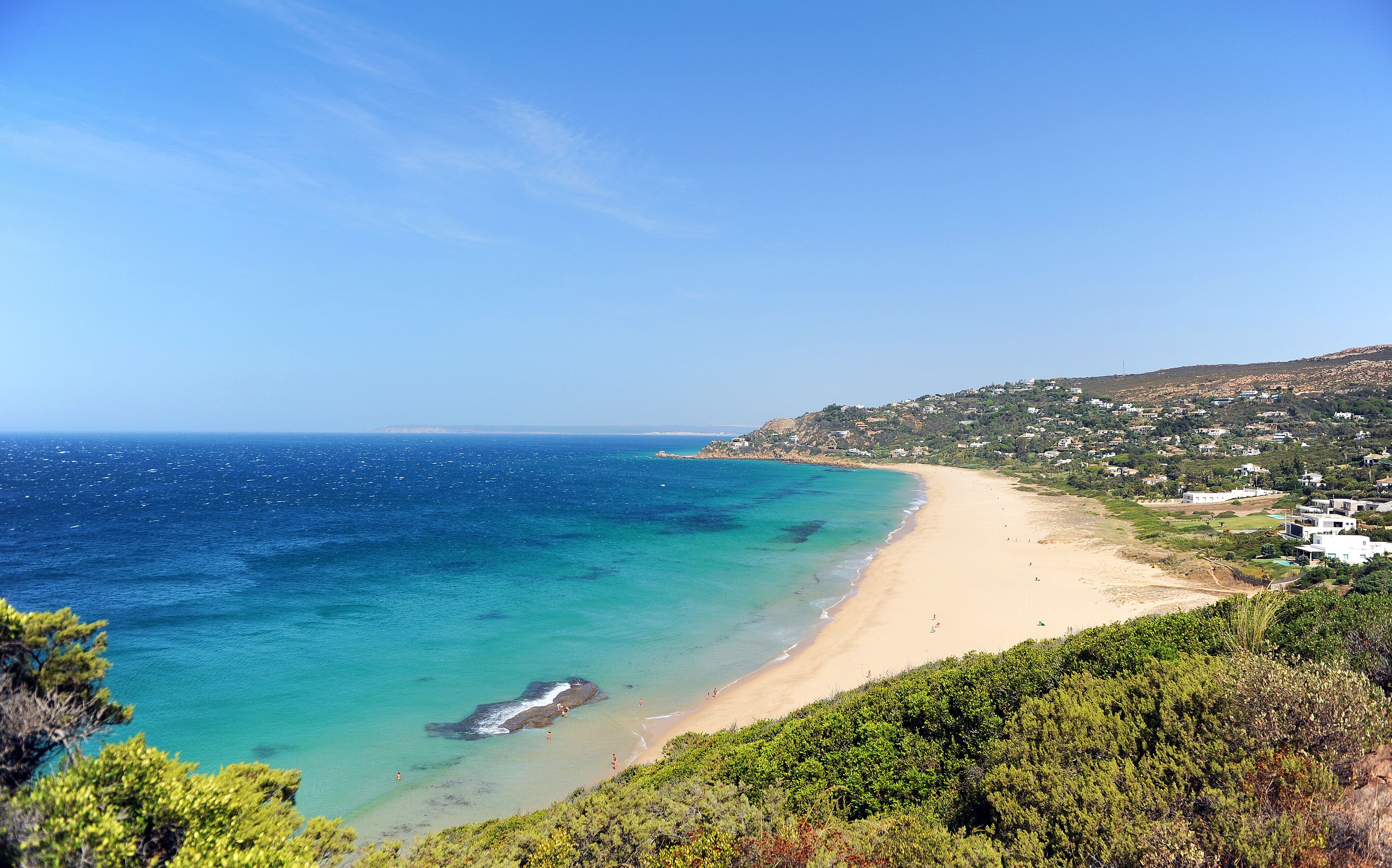 Vista panorámica de Zahara de los Atunes con sus aguas turquesas del Atlántico